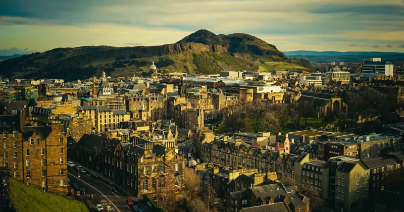Reis på en billig ferie til Edinburgh