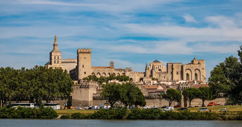 Res på en billig semester till Avignon